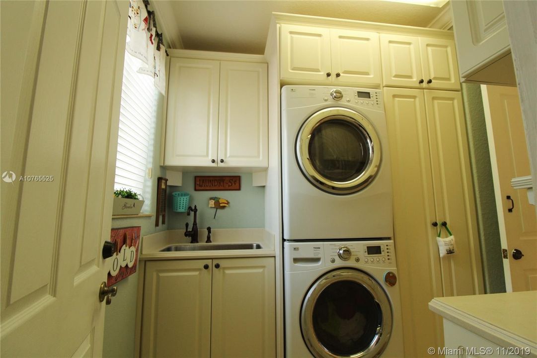 Vendido Recientemente: $949,500 (5 camas, 4 baños, 3933 Pies cuadrados)