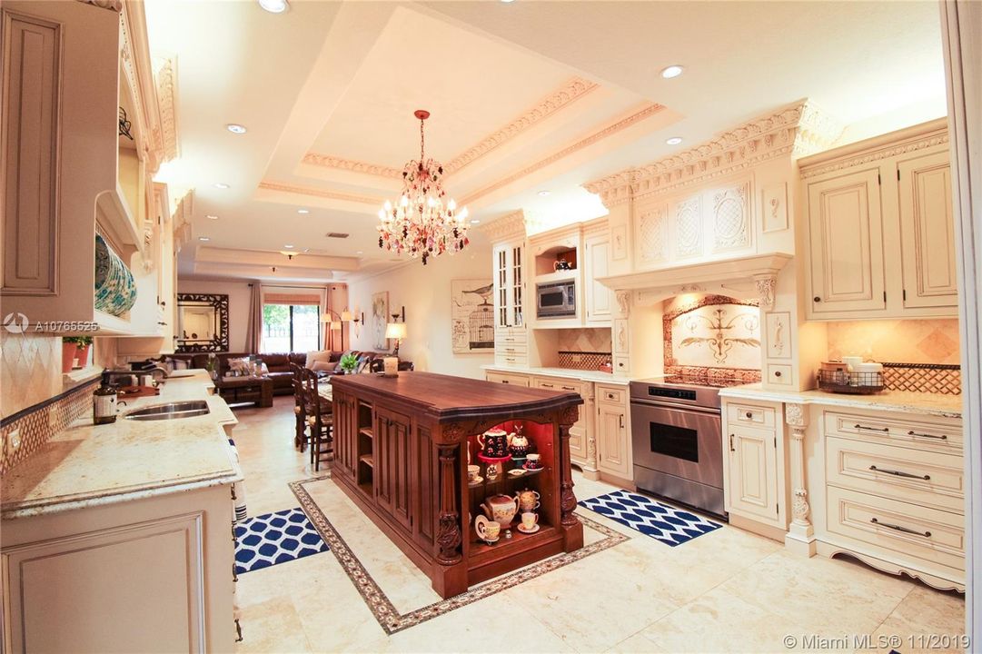 Extra large Kitchen