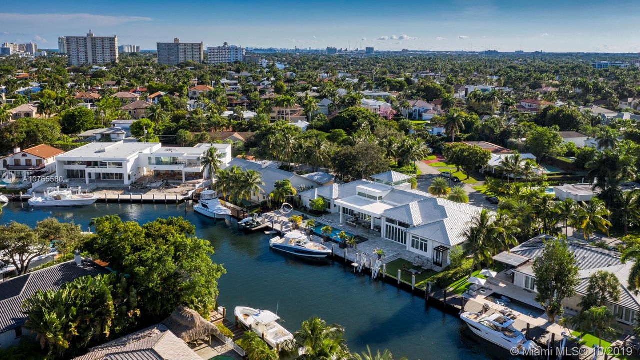 Недавно продано: $6,895,000 (6 спален, 7 ванн, 6071 Квадратных фут)