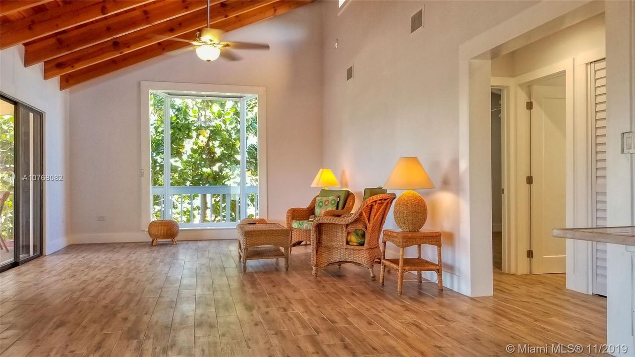 Vendido Recientemente: $859,000 (3 camas, 3 baños, 1275 Pies cuadrados)