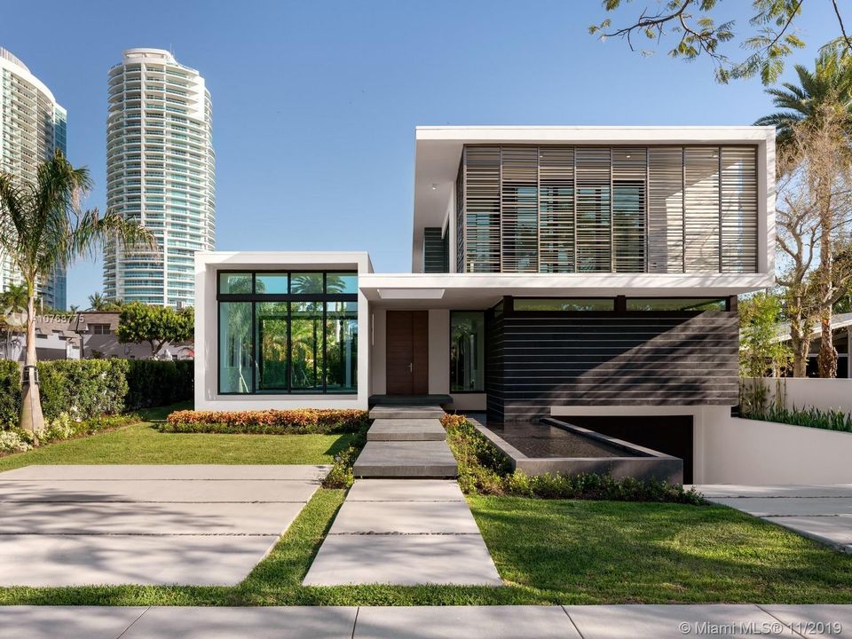 Recently Sold: $4,650,000 (5 beds, 6 baths, 5305 Square Feet)