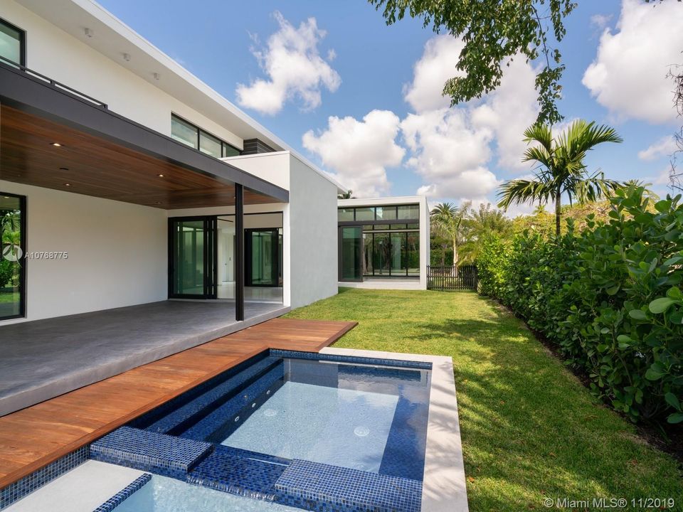 Recently Sold: $4,650,000 (5 beds, 6 baths, 5305 Square Feet)
