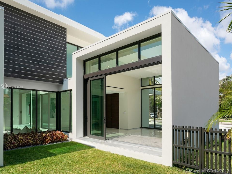 Recently Sold: $4,650,000 (5 beds, 6 baths, 5305 Square Feet)