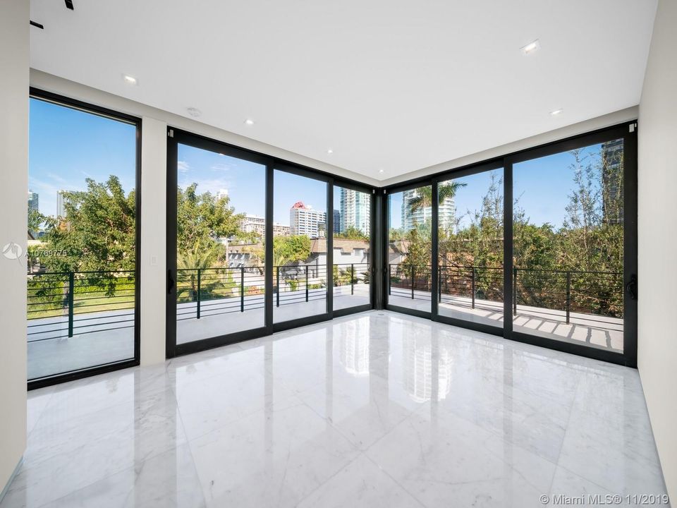Recently Sold: $4,650,000 (5 beds, 6 baths, 5305 Square Feet)