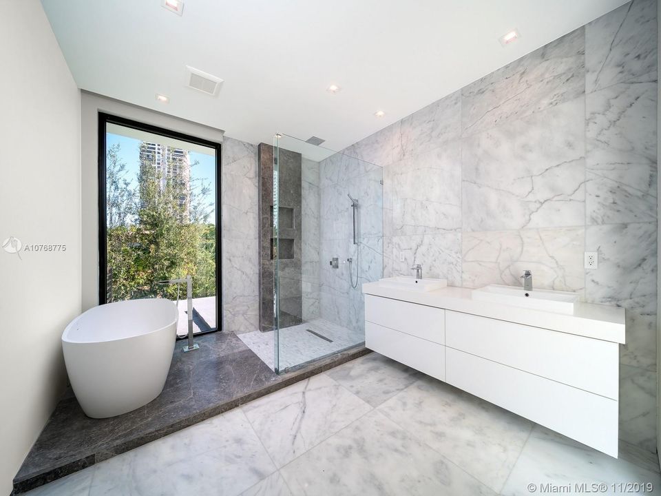 Recently Sold: $4,650,000 (5 beds, 6 baths, 5305 Square Feet)