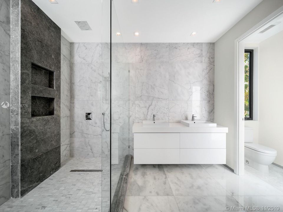 Recently Sold: $4,650,000 (5 beds, 6 baths, 5305 Square Feet)