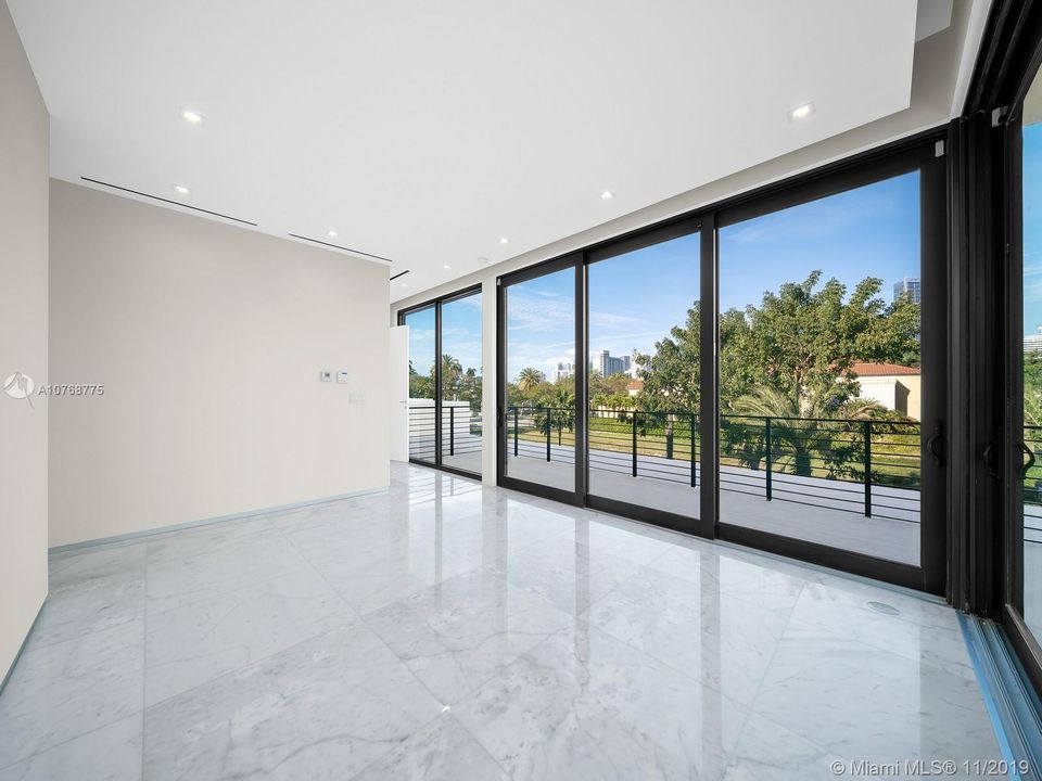 Recently Sold: $4,650,000 (5 beds, 6 baths, 5305 Square Feet)