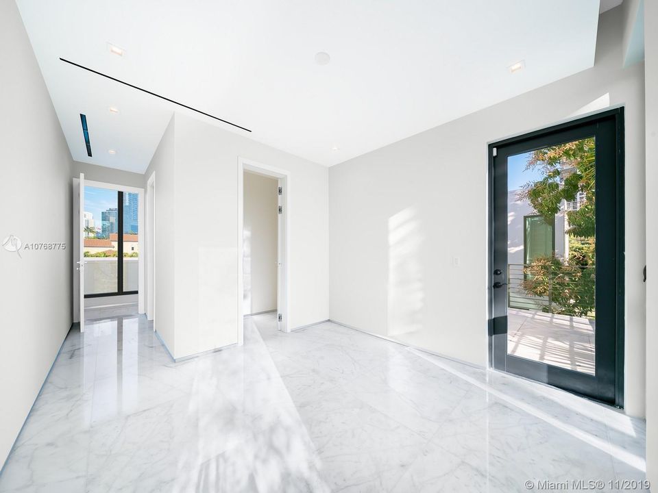 Recently Sold: $4,650,000 (5 beds, 6 baths, 5305 Square Feet)
