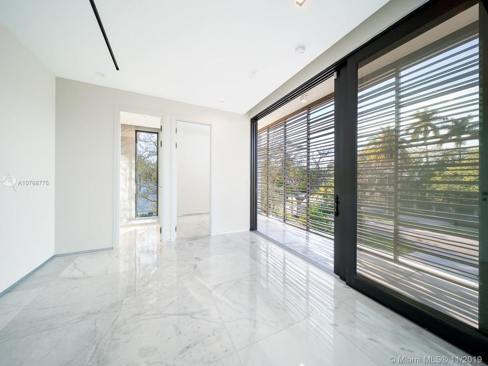 Recently Sold: $4,650,000 (5 beds, 6 baths, 5305 Square Feet)