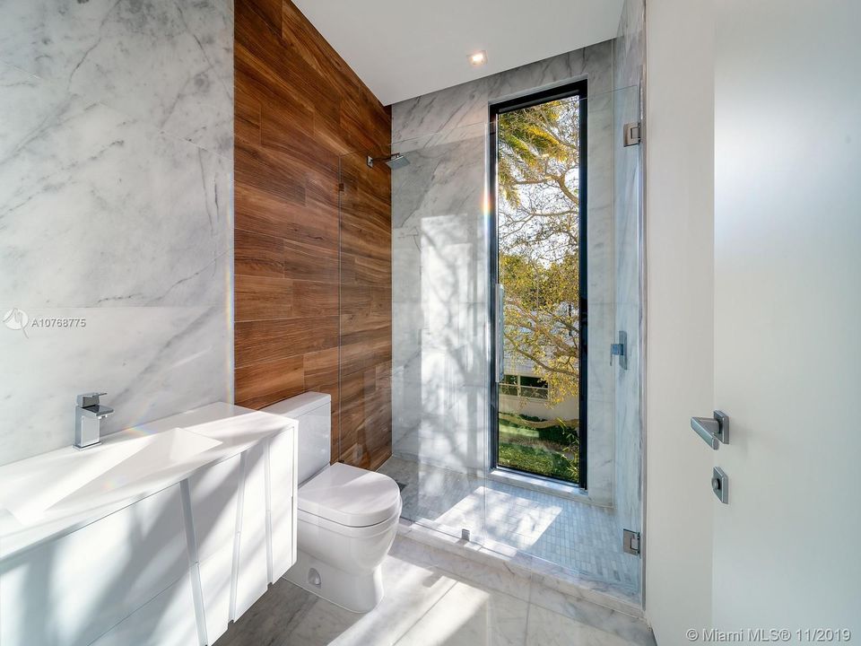 Recently Sold: $4,650,000 (5 beds, 6 baths, 5305 Square Feet)