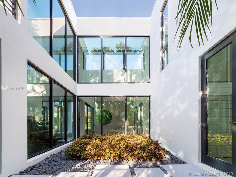 Recently Sold: $4,650,000 (5 beds, 6 baths, 5305 Square Feet)