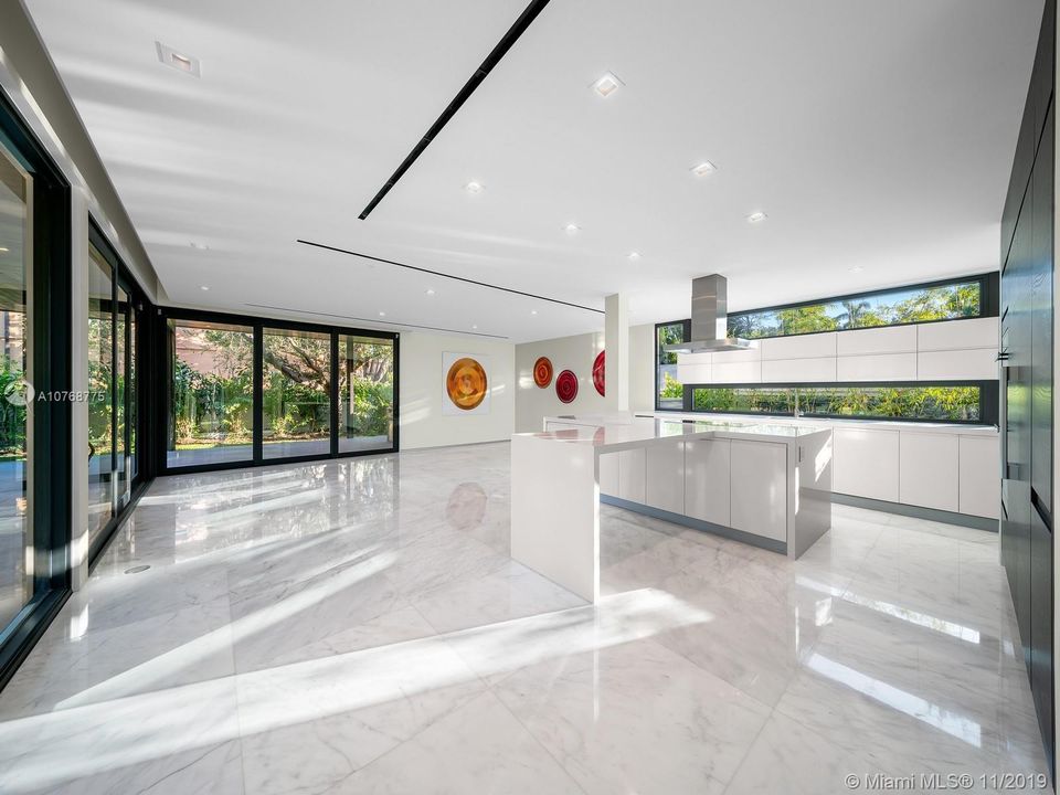 Recently Sold: $4,650,000 (5 beds, 6 baths, 5305 Square Feet)
