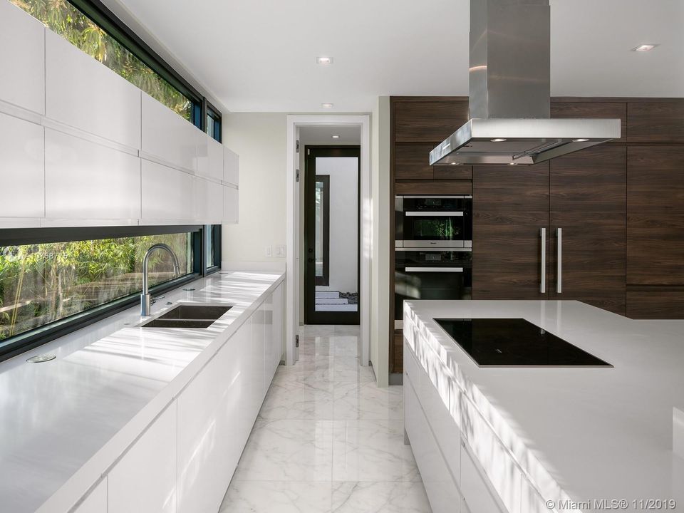Recently Sold: $4,650,000 (5 beds, 6 baths, 5305 Square Feet)