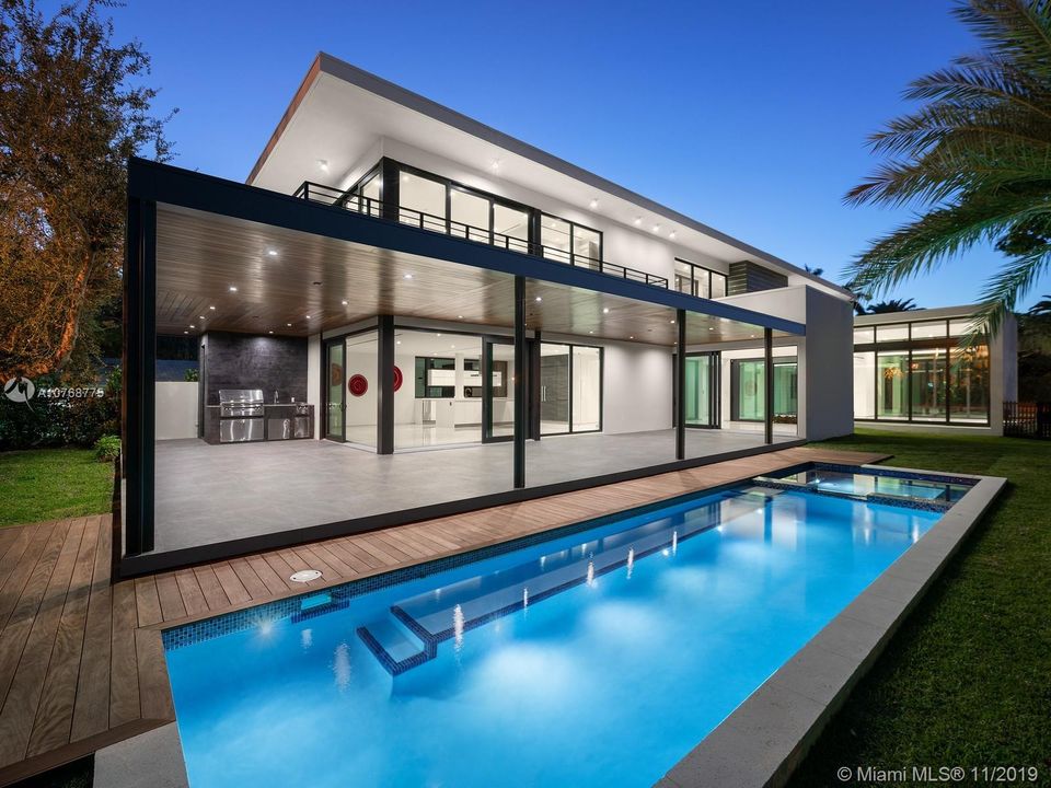 Recently Sold: $4,650,000 (5 beds, 6 baths, 5305 Square Feet)