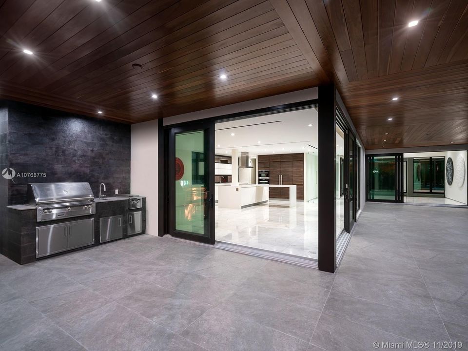 Recently Sold: $4,650,000 (5 beds, 6 baths, 5305 Square Feet)