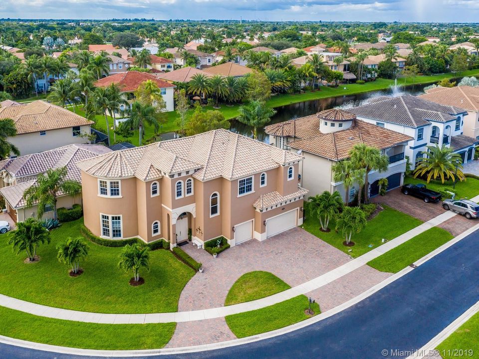 Vendido Recientemente: $585,000 (5 camas, 5 baños, 3867 Pies cuadrados)