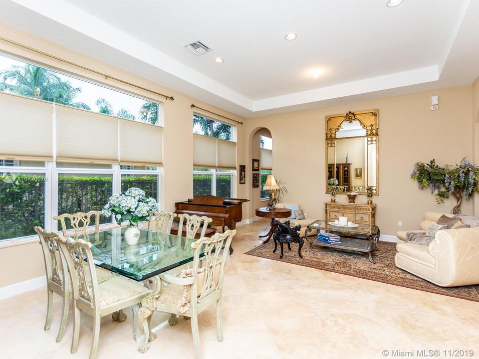 Vendido Recientemente: $585,000 (5 camas, 5 baños, 3867 Pies cuadrados)