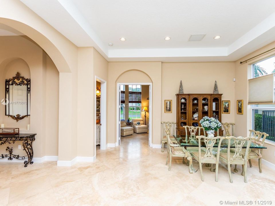 Vendido Recientemente: $585,000 (5 camas, 5 baños, 3867 Pies cuadrados)