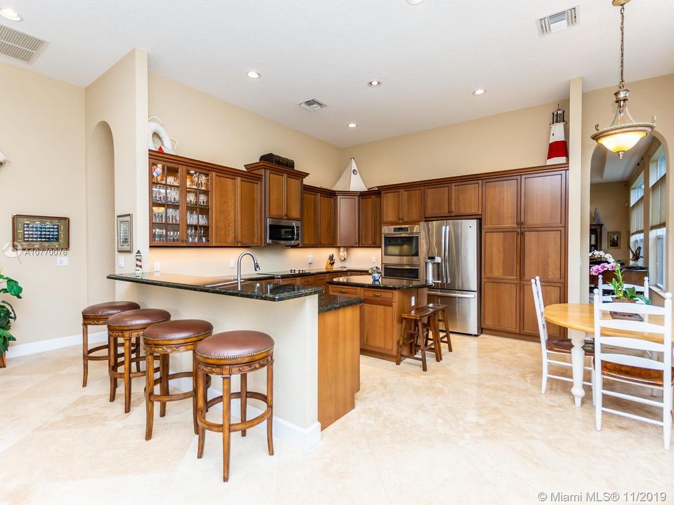 Vendido Recientemente: $585,000 (5 camas, 5 baños, 3867 Pies cuadrados)