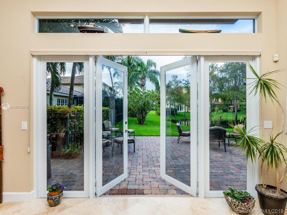 Vendido Recientemente: $585,000 (5 camas, 5 baños, 3867 Pies cuadrados)