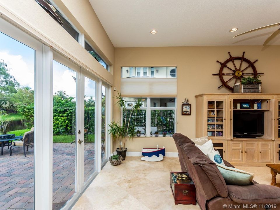 Vendido Recientemente: $585,000 (5 camas, 5 baños, 3867 Pies cuadrados)