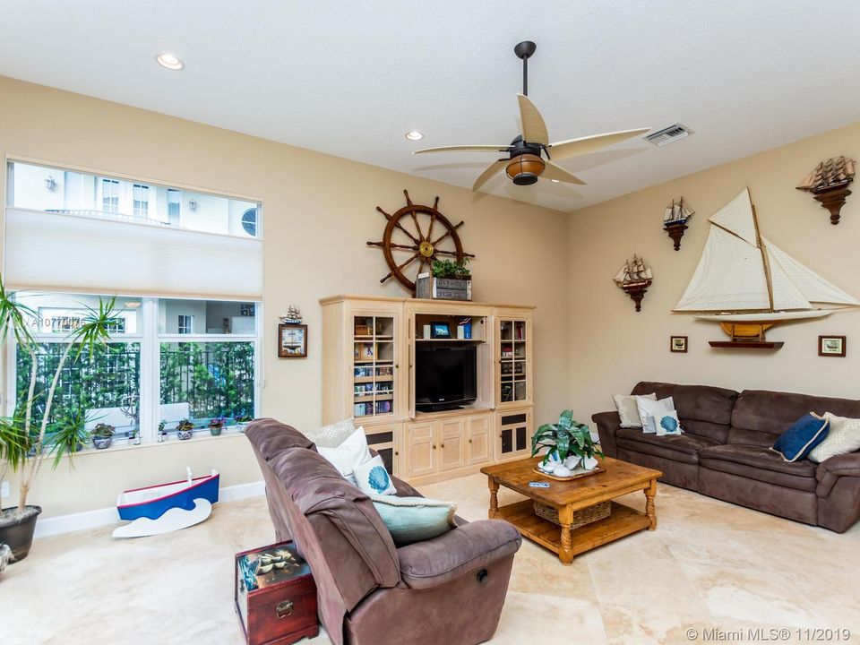 Vendido Recientemente: $585,000 (5 camas, 5 baños, 3867 Pies cuadrados)