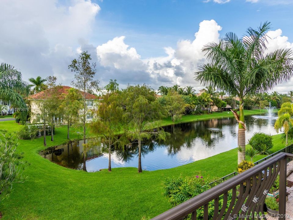 Vendido Recientemente: $585,000 (5 camas, 5 baños, 3867 Pies cuadrados)