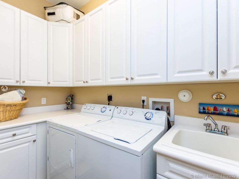Vendido Recientemente: $585,000 (5 camas, 5 baños, 3867 Pies cuadrados)