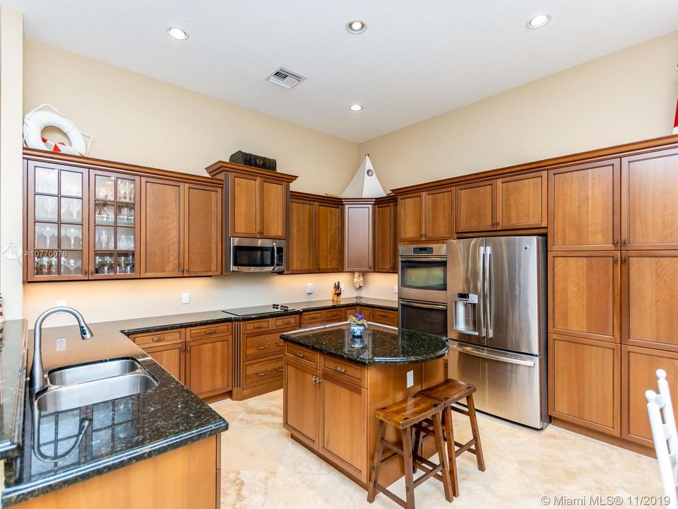 Vendido Recientemente: $585,000 (5 camas, 5 baños, 3867 Pies cuadrados)