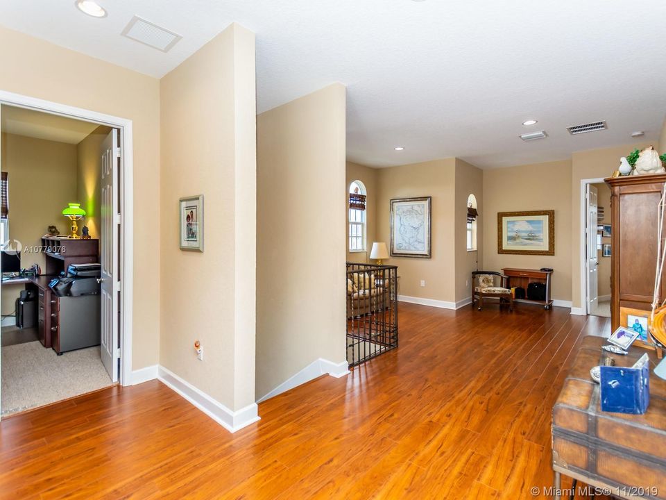 Vendido Recientemente: $585,000 (5 camas, 5 baños, 3867 Pies cuadrados)