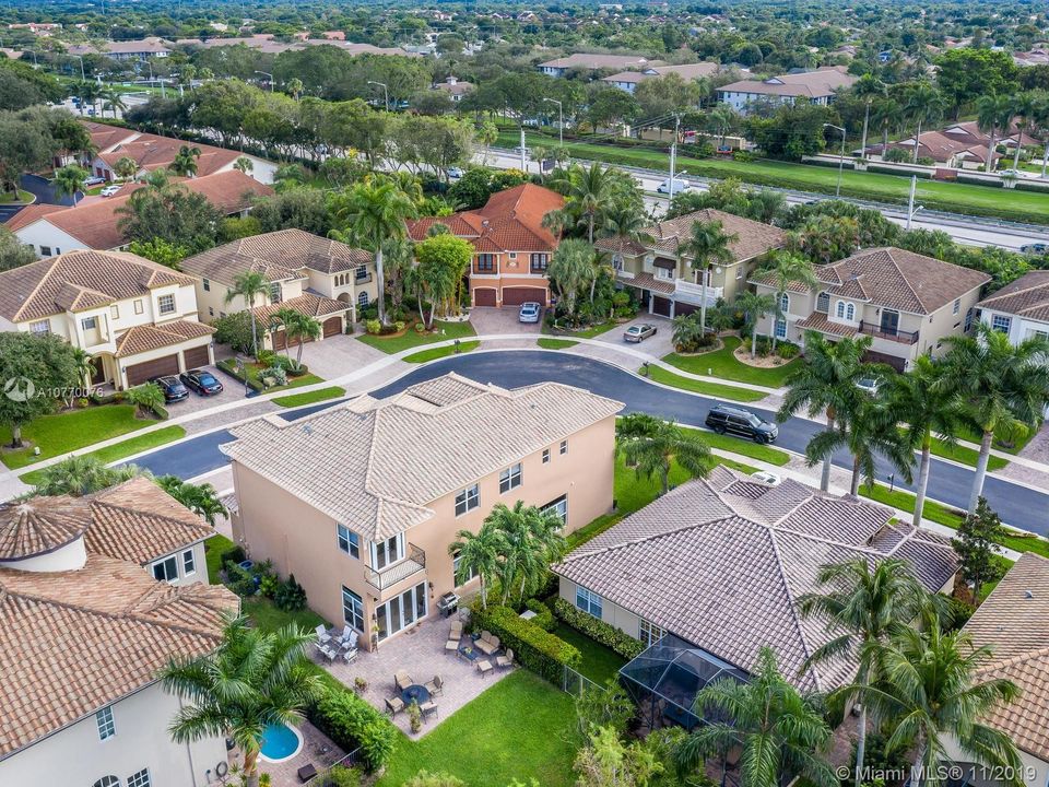 Vendido Recientemente: $585,000 (5 camas, 5 baños, 3867 Pies cuadrados)