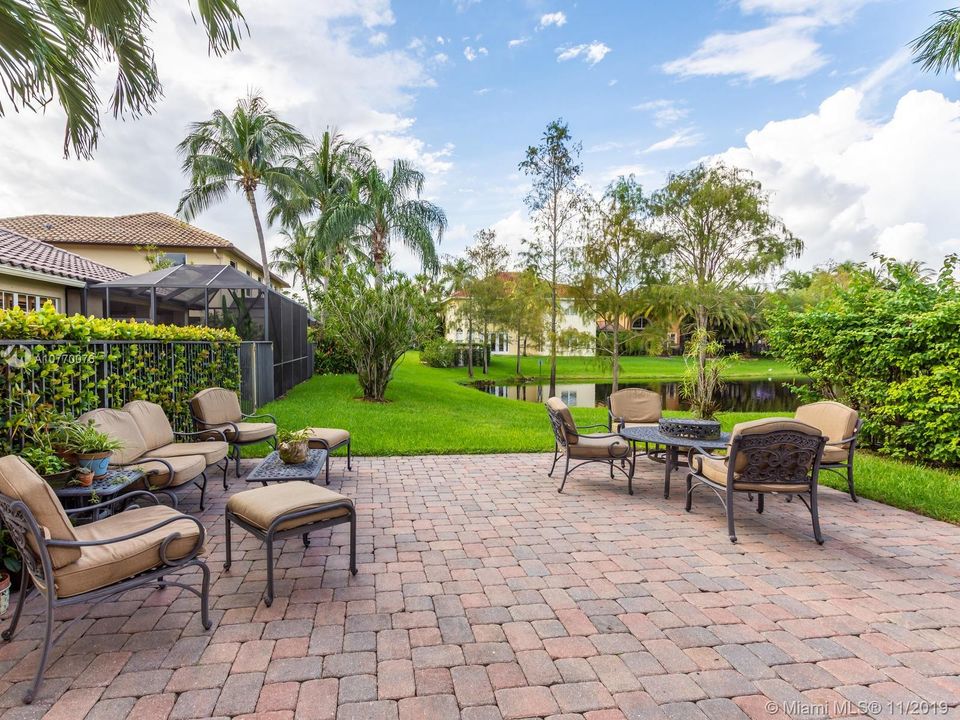 Vendido Recientemente: $585,000 (5 camas, 5 baños, 3867 Pies cuadrados)