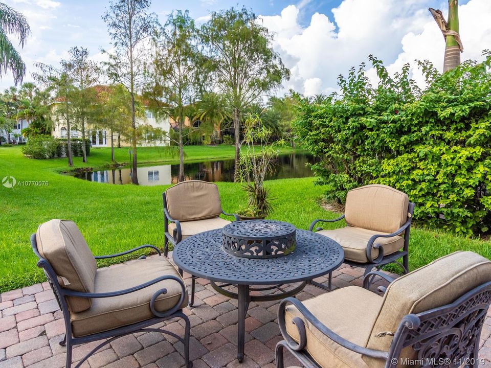 Vendido Recientemente: $585,000 (5 camas, 5 baños, 3867 Pies cuadrados)