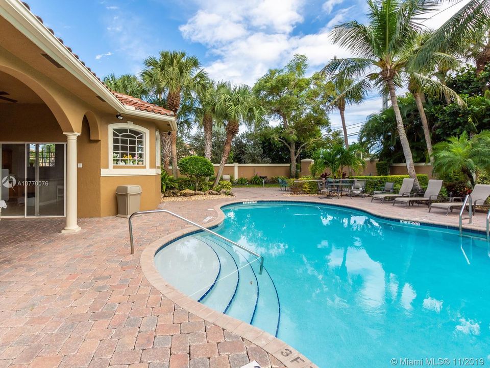 Vendido Recientemente: $585,000 (5 camas, 5 baños, 3867 Pies cuadrados)