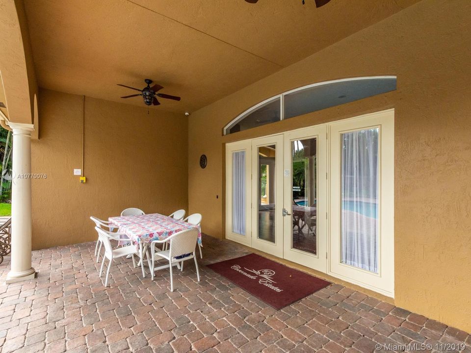 Vendido Recientemente: $585,000 (5 camas, 5 baños, 3867 Pies cuadrados)