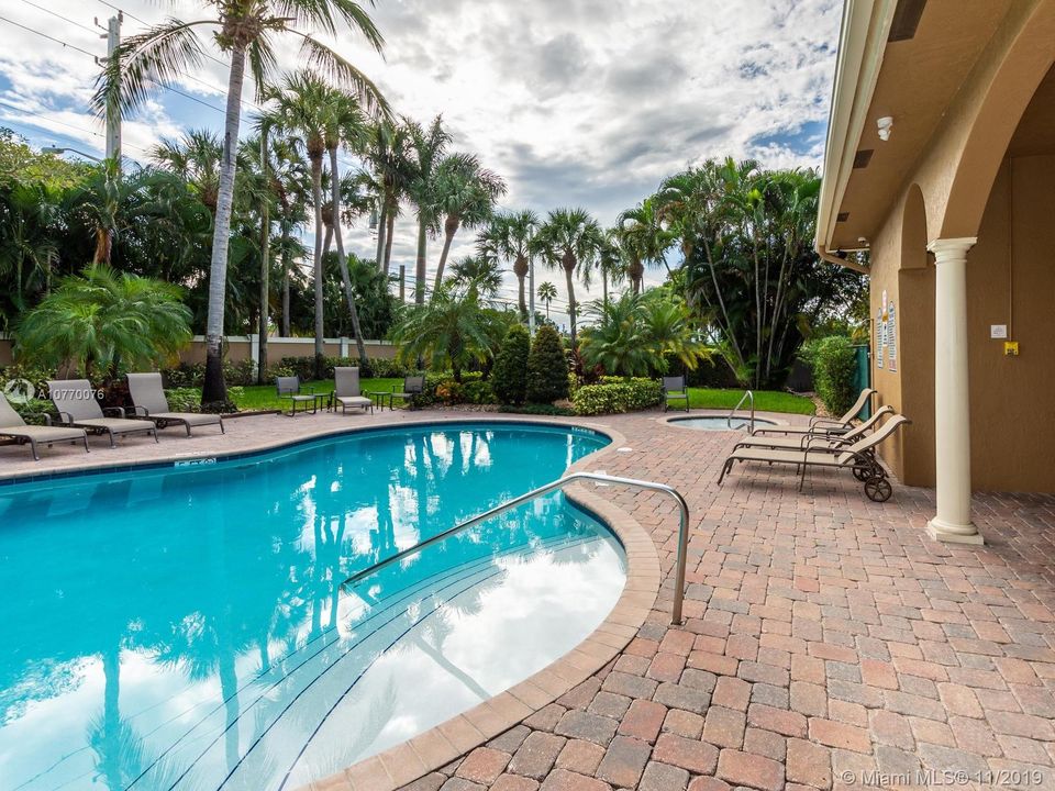 Vendido Recientemente: $585,000 (5 camas, 5 baños, 3867 Pies cuadrados)