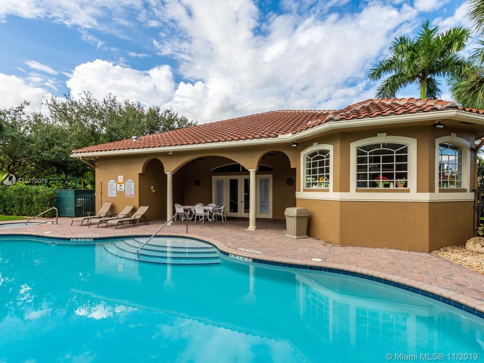 Vendido Recientemente: $585,000 (5 camas, 5 baños, 3867 Pies cuadrados)