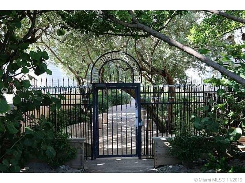Recently Sold: $650,000 (3 beds, 3 baths, 1769 Square Feet)
