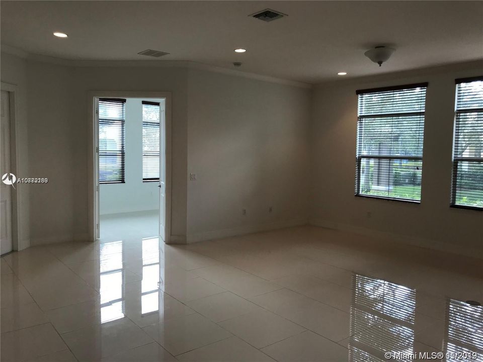 Recently Rented: $3,200 (3 beds, 3 baths, 2907 Square Feet)