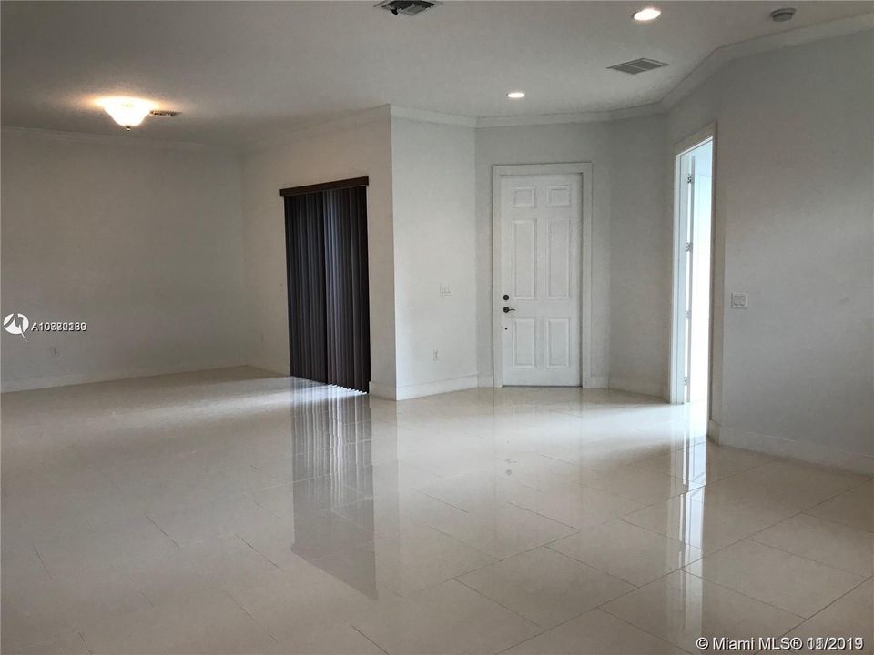 Recently Rented: $3,200 (3 beds, 3 baths, 2907 Square Feet)
