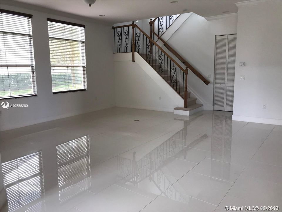 Recently Rented: $3,200 (3 beds, 3 baths, 2907 Square Feet)