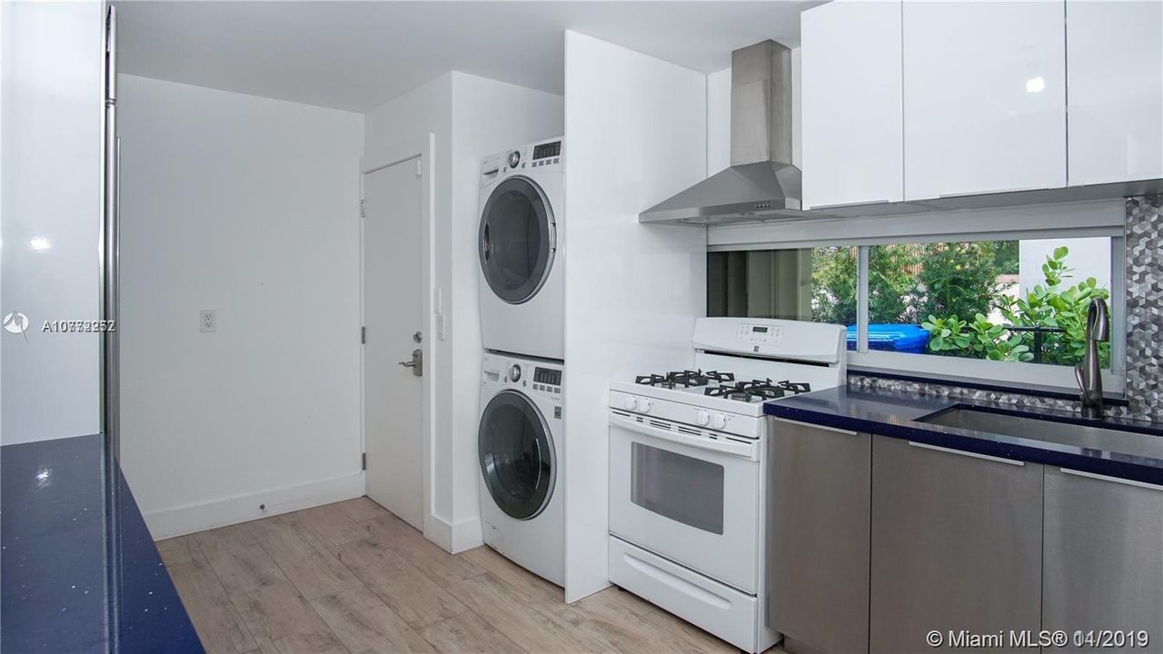 Vendido Recientemente: $1,199,000 (4 camas, 3 baños, 2846 Pies cuadrados)