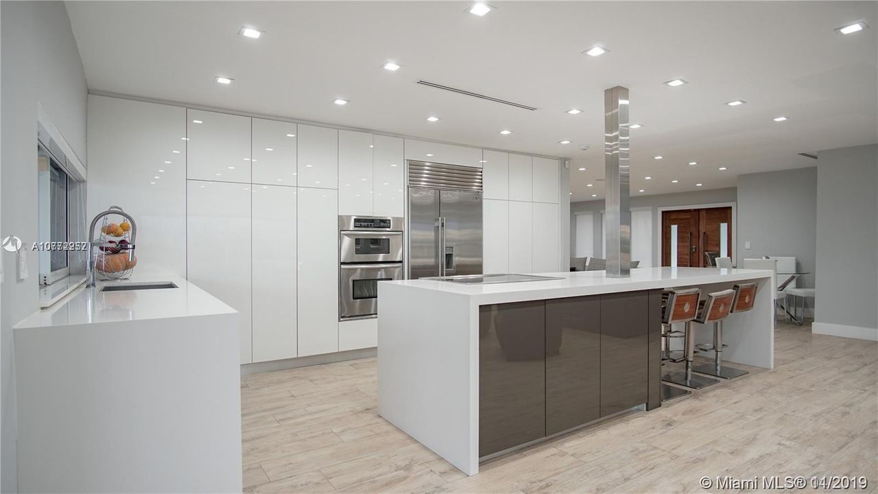 Vendido Recientemente: $1,199,000 (4 camas, 3 baños, 2846 Pies cuadrados)