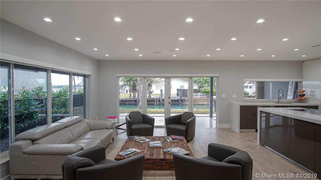 Vendido Recientemente: $1,199,000 (4 camas, 3 baños, 2846 Pies cuadrados)