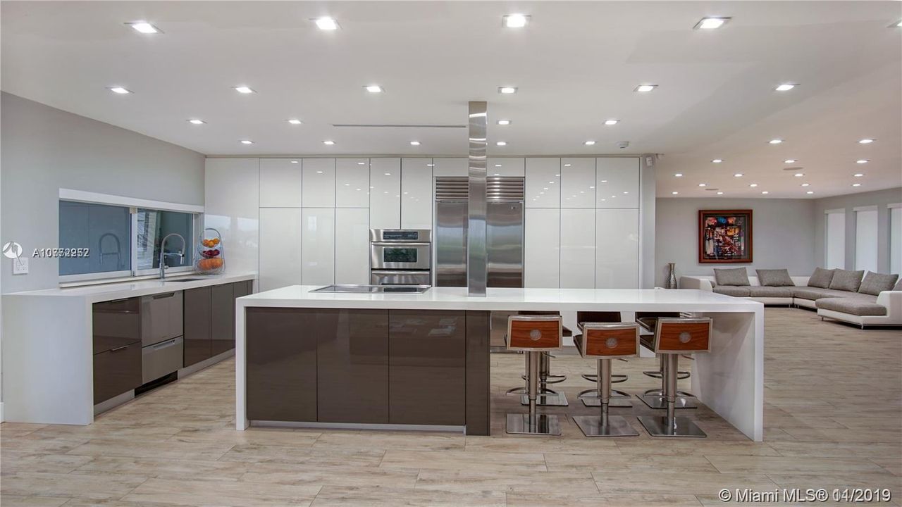 Vendido Recientemente: $1,199,000 (4 camas, 3 baños, 2846 Pies cuadrados)