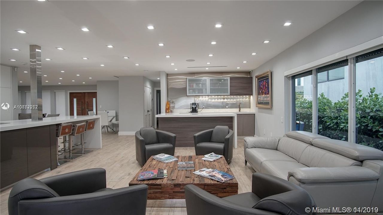 Vendido Recientemente: $1,199,000 (4 camas, 3 baños, 2846 Pies cuadrados)