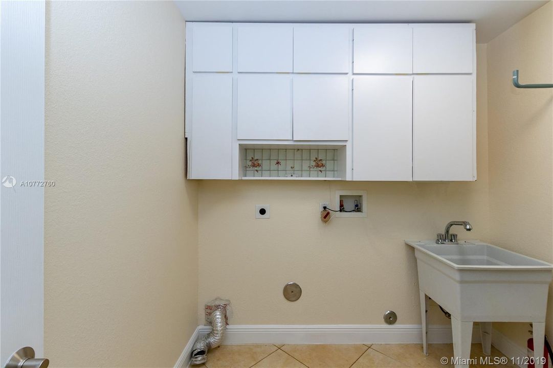 Недавно продано: $819,900 (5 спален, 3 ванн, 4774 Квадратных фут)