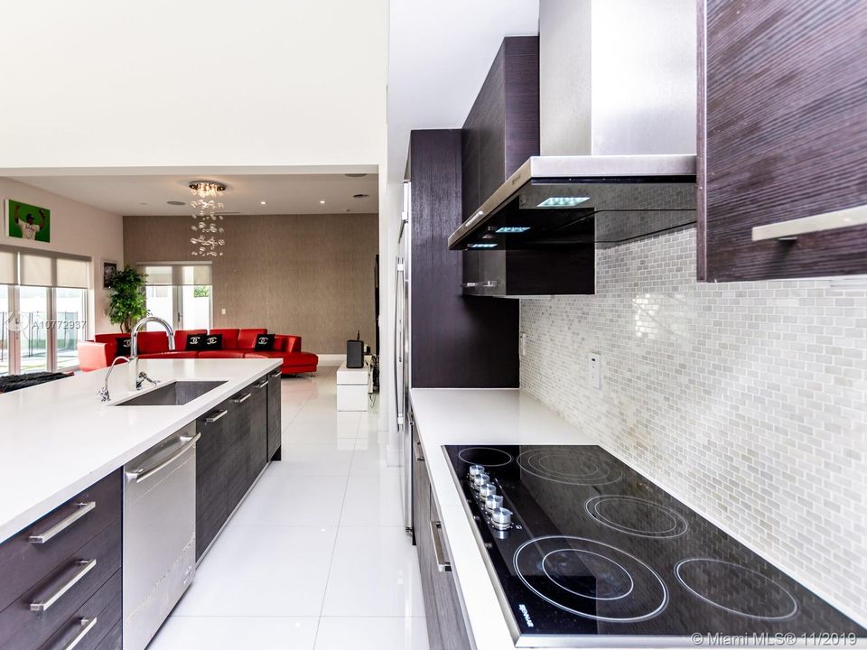 Vendido Recientemente: $1,250,000 (5 camas, 6 baños, 3638 Pies cuadrados)