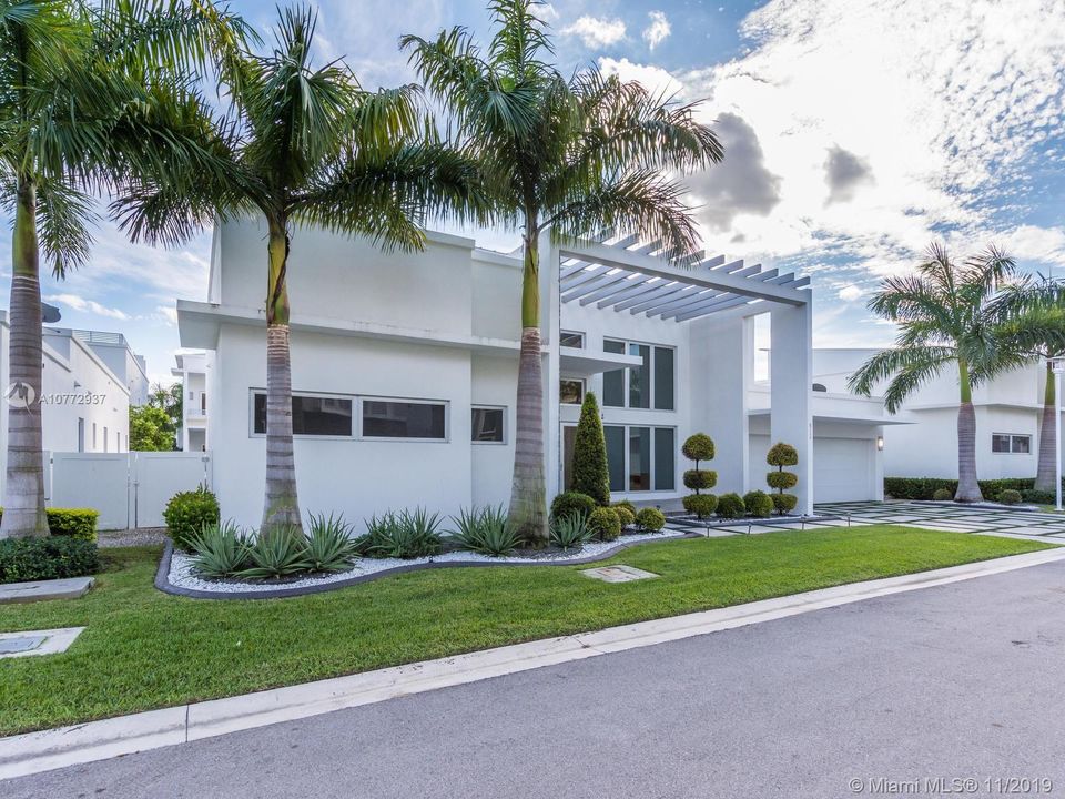Vendido Recientemente: $1,250,000 (5 camas, 6 baños, 3638 Pies cuadrados)
