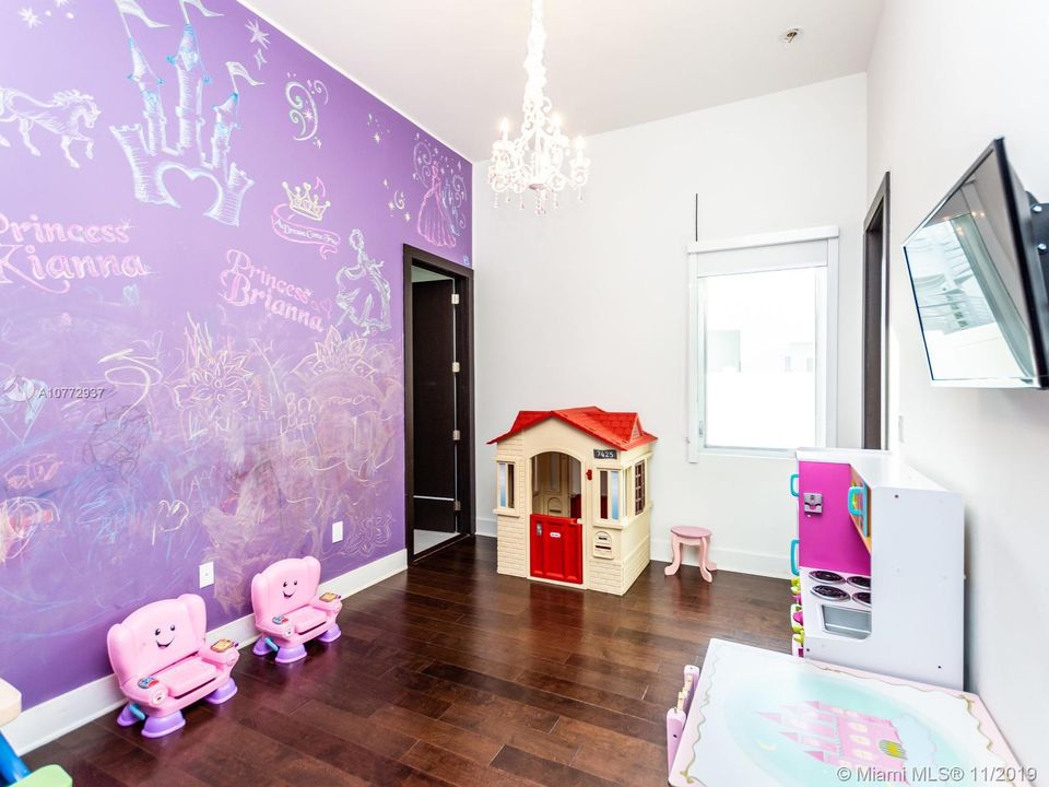 Vendido Recientemente: $1,250,000 (5 camas, 6 baños, 3638 Pies cuadrados)